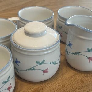 Savoir Vivre Floral Stoneware Set – Sugar Bowl, Creamer & 5 Mugs 🌸☕